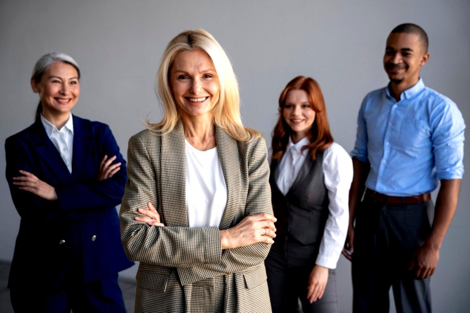 Modernes Büroumfeld mit Fokus auf Teamarbeit und professionelle Finanzberatung